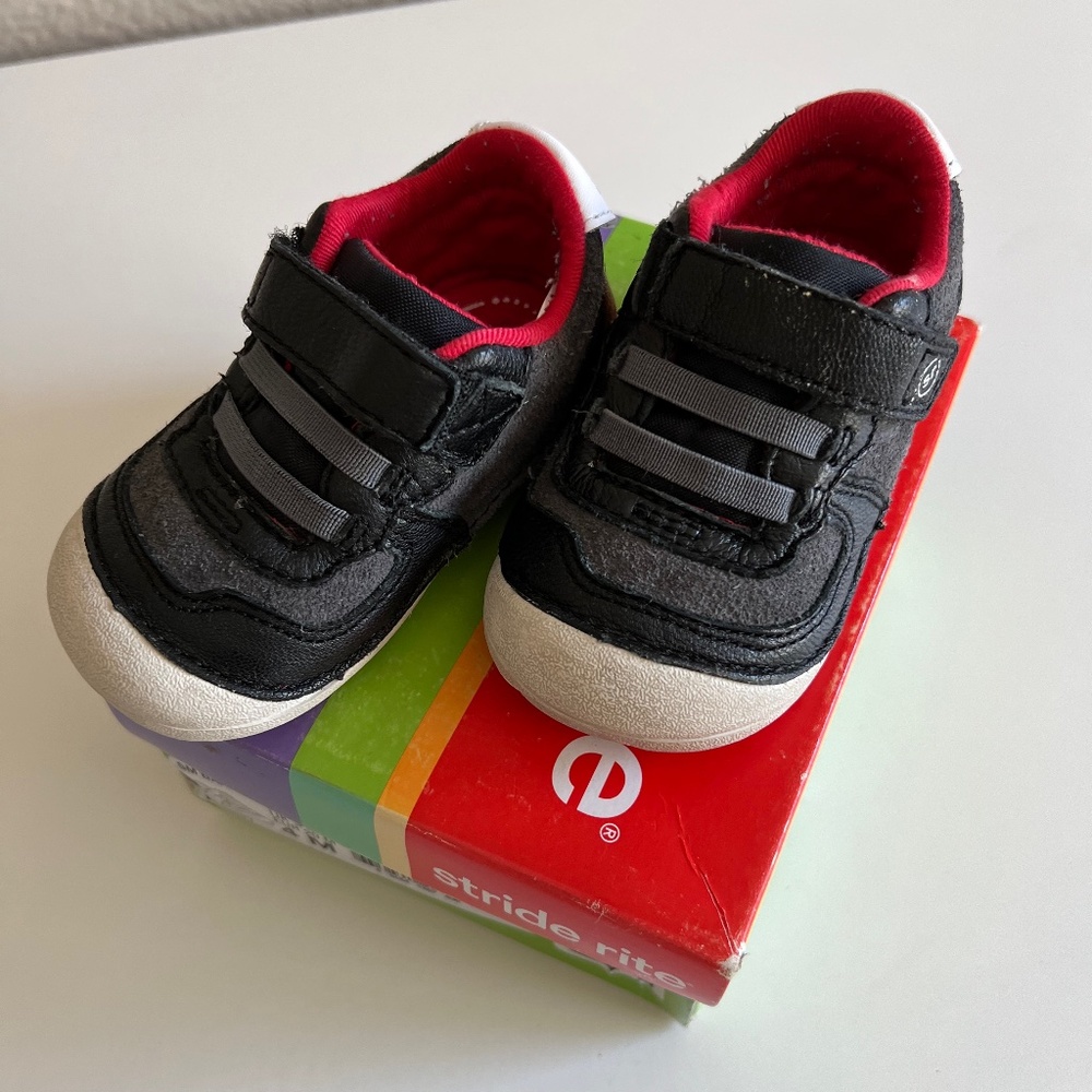 Stride Rite Soft Motion Black Shoes sz 4